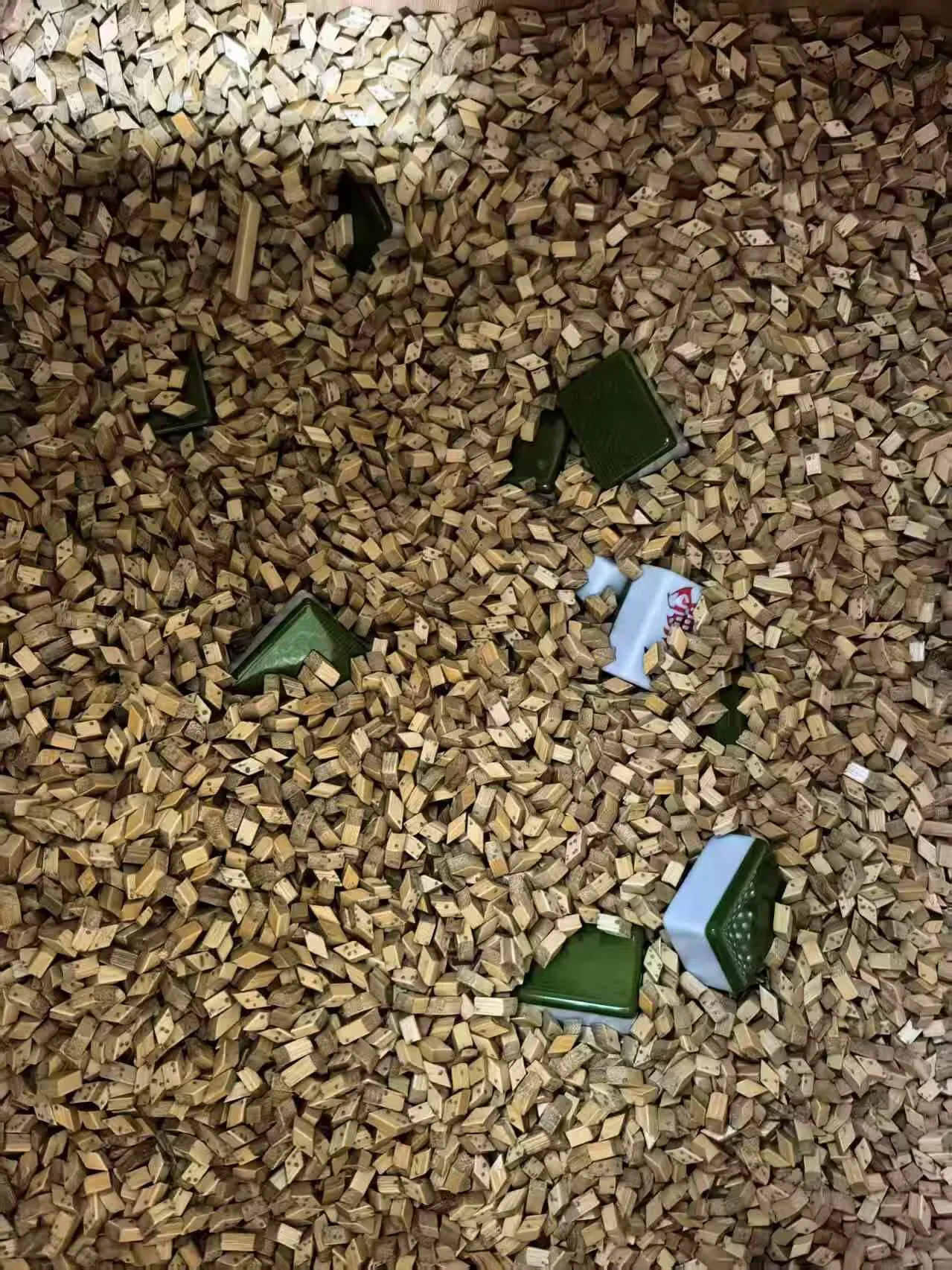 Mahjong Tiles in Bamboo Polishing Media - Inovatec Machinery 마작 타일 3단계 회전식 배럴 연마 사례 관련 이미지