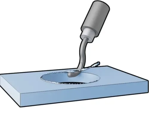 수공구를 사용한 수동 디버링
