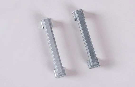 Zinc parts before and after polishing 1 - Inovatec Machinery 표면 가공 전후 사례