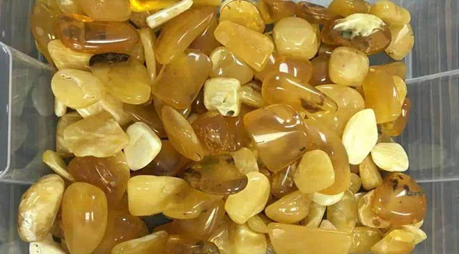 톱 절단 후 호박 원석