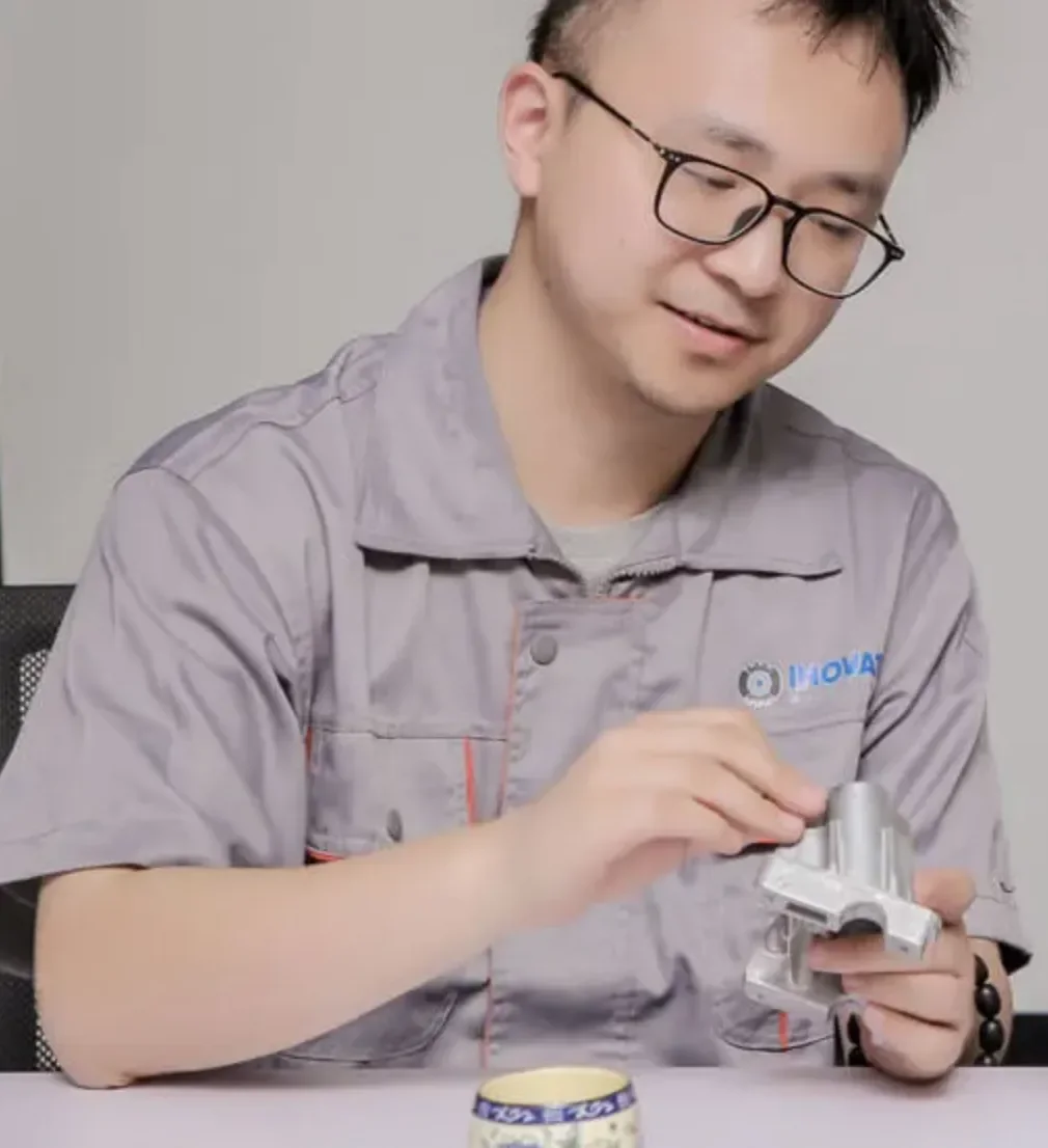 INOVATEC 작업장에서 금속 부품을 확인하는 Earnest Zhang