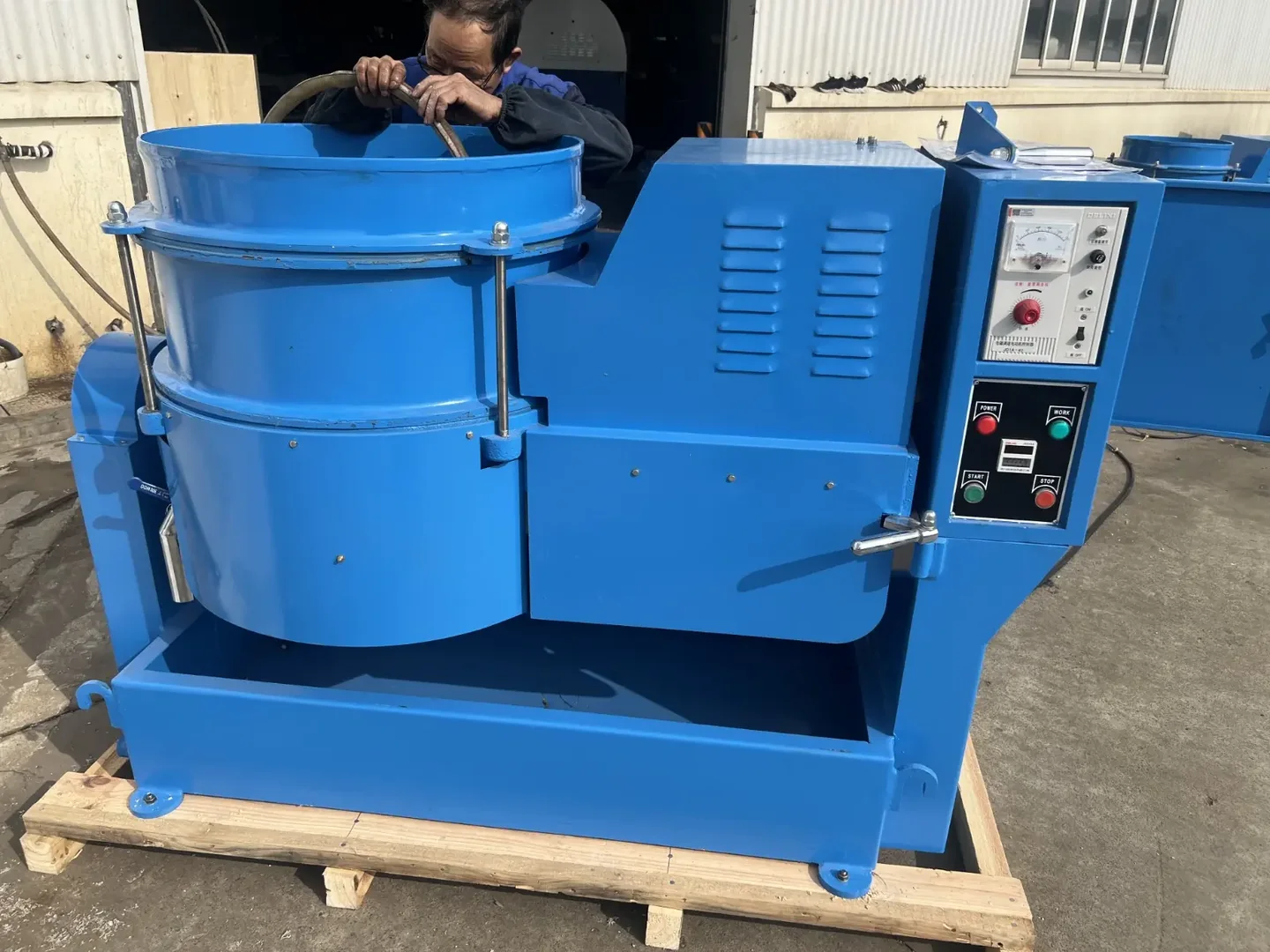 Inovatec Machinery 원심 디스크 피니셔 보울 내부에서 처리되는 세라믹 연마재 및 금속 부품