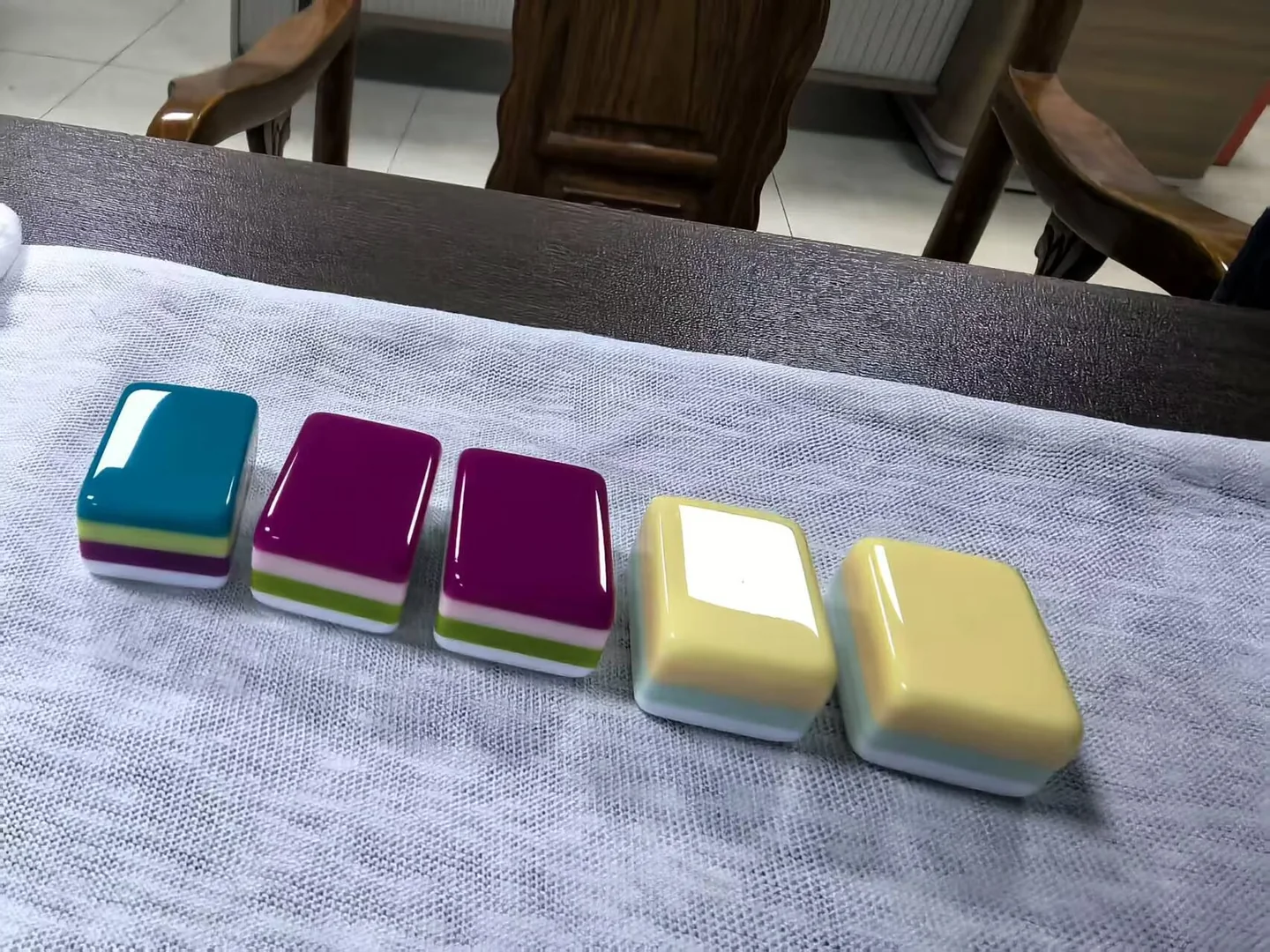 Finished Mahjong Tiles After Three Stage Polishing - Inovatec Machinery 마작 타일 3단계 회전식 배럴 연마 사례 관련 이미지