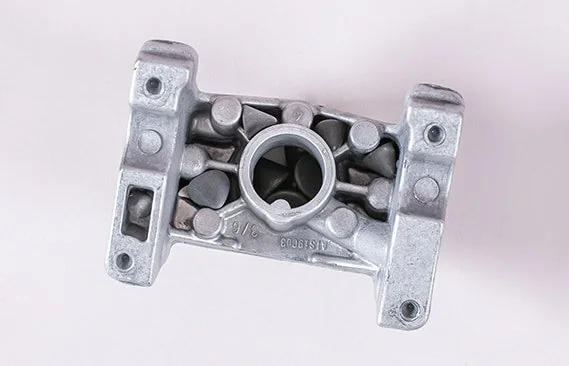 plastic-media-lodge-in-parts-2 - Inovatec Machinery 진동 체로 작은 플라스틱 매체와 부품을 분리하는 사례